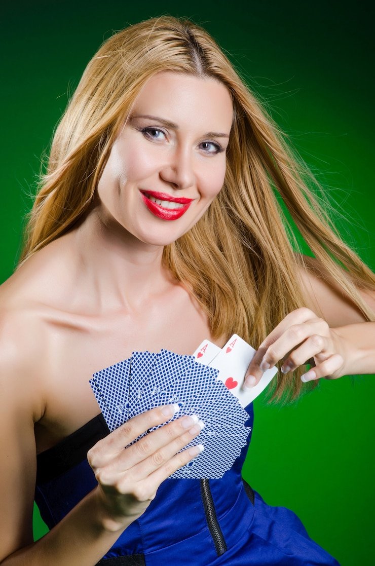 win hoki108 app displaying live football betting odds and live dealer table options
